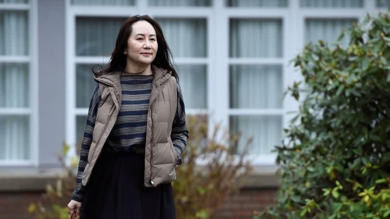 Giám đốc tài chính Huawei Technologies Mạnh Vãn Châu rời nhà để tham dự một phiên tòa ở Vancouver. Ảnh: AFP