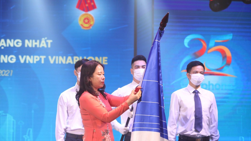 Phó Chủ tịch nước Võ Thị Ánh Xuân gắn Huân chương Lao động Hạng nhất giai đoạn 2015-2019 lên cờ truyền thống của Tổng công ty VNPT VinaPhone. 