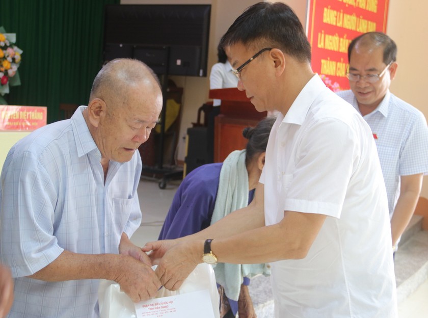 Bộ trưởng Lê Thành Long trao quà tận tay các hộ có hoàn cảnh khó khăn
