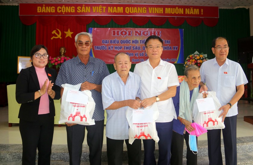 Bộ trưởng Bộ Tư pháp Lê Thành Long và Đoàn ĐBQH tỉnh Kiên Giang đã trao tặng 3 phần quà cho gia đình dân tộc thiểu số có hoàn cảnh khó khăn trên địa bàn xã