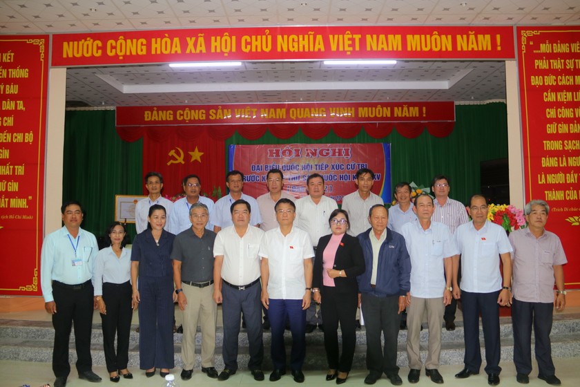 Bộ trưởng Lê Thành Long và Đoàn ĐBQH tỉnh Kiên Giang chụp hình lưu niệm với địa phương
