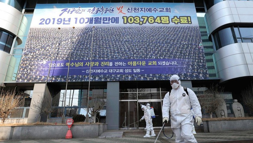 Nhân viên y tế Hàn Quốc khử trùng bên ngoài nhà thờ của Tân Thiên Địa ở thành phố Daegu. Ảnh: AP.