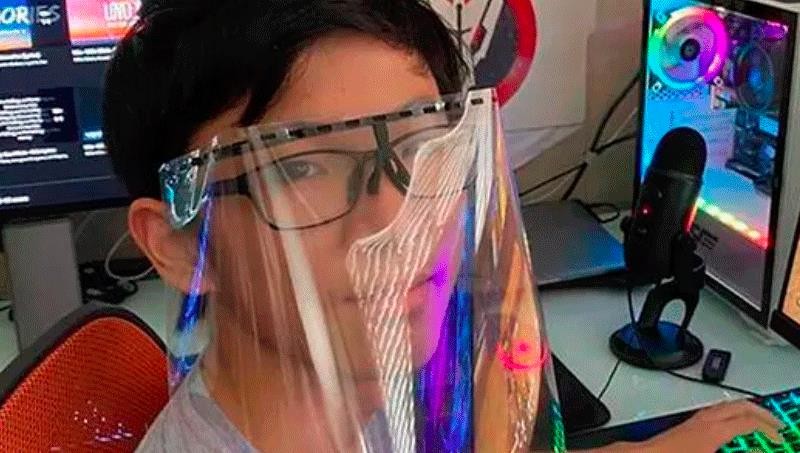 Học sinh người Philippines Marcus Chu đã làm kính bảo hộ che mặt bằng máy 3D tại nhà riêng ở Manila.