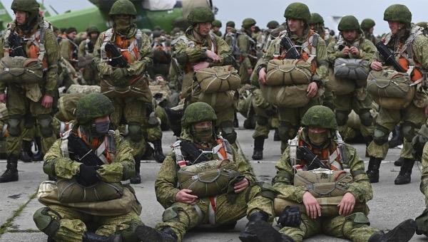 Lính đổ bộ đường không Nga trước cuộc diễn tập tại Taganrog ngày 22/4. Ảnh: AP.
