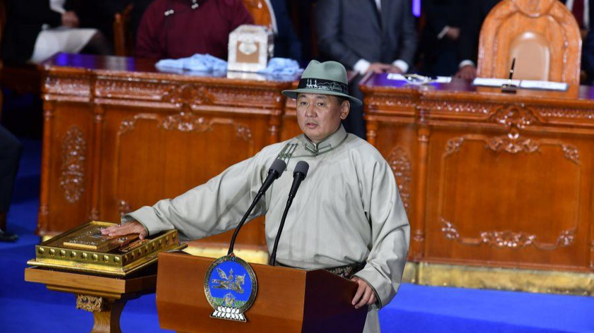 Tổng thống đắc cử của Mông Cổ Ukhnaa Khurelsukh tuyên thệ nhậm chức tại Hạ viện ngày 25/6. 