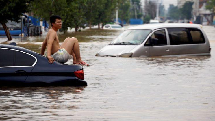 Mỗi năm, Trung Quốc thường hứng chịu lượng mưa lớn nhất vào mùa hè, đặc biệt, gần đây biến đổi khí hậu khiến cho thời tiết cực đoan và khắc nghiệt hơn, đe dọa sức khỏe của con người.