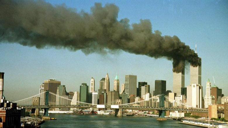 Tòa tháp đôi Trung tâm Thương mại Thế giới ở New York bốc khói sau vụ tấn công ngày 11/9/2001. Ảnh: Reuters.