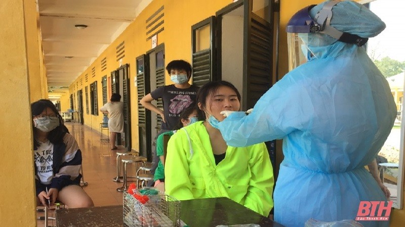 Kỹ thuật viên Trung tâm Kiểm soát bệnh tật tỉnh Thanh Hóa lấy mẫu xét nghiệm cho công dân đang cách ly tập trung tại Sư đoàn 390. Ảnh: baothanhhoa.vn
