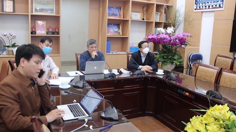 Giáo sư hàng đầu Việt Nam hội chẩn toàn quốc bàn hướng điều trị bệnh nhân COVID-19 nặng. Ảnh: BYT