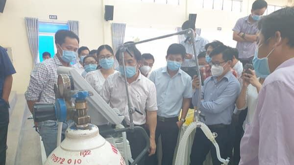 BSCKII Nguyễn Trung Cấp, Phó Giám đốc Bệnh viện Bệnh nhiệt đới Trung ương hướng dẫn vận hành máy thở cho y bác sĩ tại Đồng Tháp. Ảnh: BYT