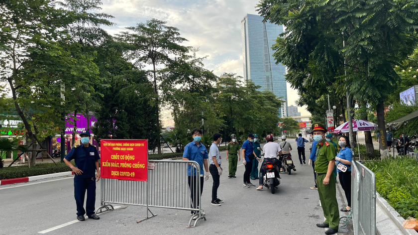 Lực lượng chức năng kiểm tra giấy đi đường của người dân tại phố Nguyễn Chí Thanh