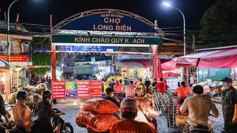 300 tiểu thương tại chợ Long Biên có kết quả xét nghiệm âm tính lần 1 với SARS-CoV-2 (ảnh: zing)