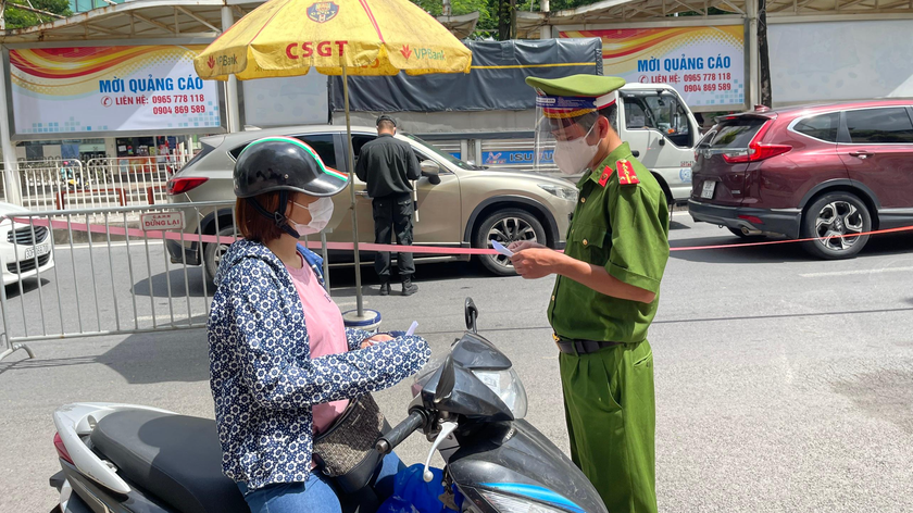 Cảnh sát tổ cơ động mạnh 'đội nắng' kiểm soát tuyến đường trọng điểm Hà Nội