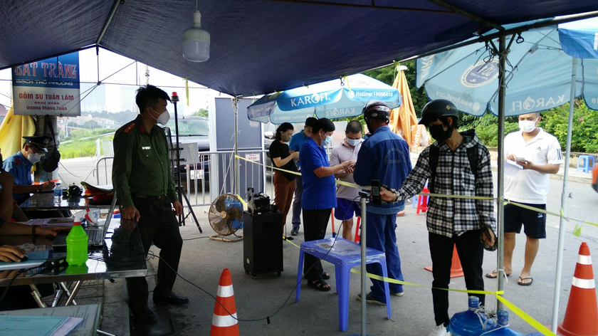 Để ra vào thành phố Hà Nội, người dân phải khai báo y tế, có giấy tờ đi đường và có xét nghiệm PCR âm tính.