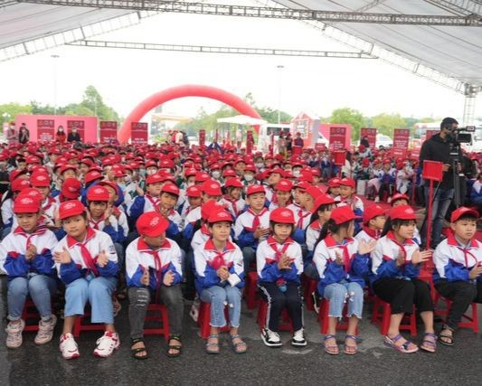 Hơn 1.000 học sinh các trường tiểu học tại Bắc Ninh tham dự buổi mít tinh. Ảnh: Đỗ Hương