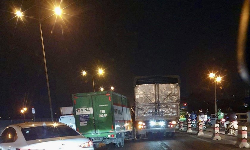 Hình ảnh ghi lại vụ việc trên cầu Thanh Trì tối ngày 5/12. Hình ảnh do CA cung cấp 