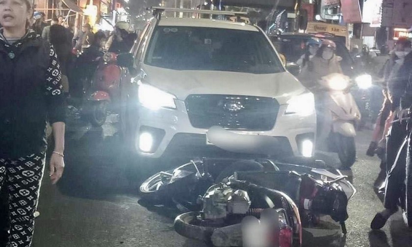 Hà Nội: “Ô tô điên” đâm loạn, khiến hàng chục xe máy nằm la liệt trên phố Bạch Mai