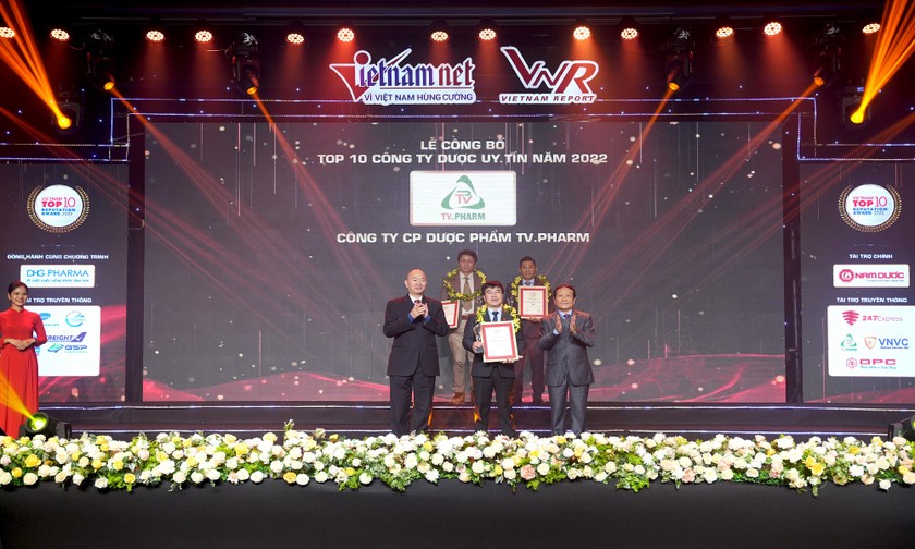 Chủ tịch TV.PHAM - ông Hà Ngọc Sơn (đứng giữa) đón nhận Cúp vinh danh và chứng nhận Top 10 Công ty Dược Việt Nam uy tín năm 2022.