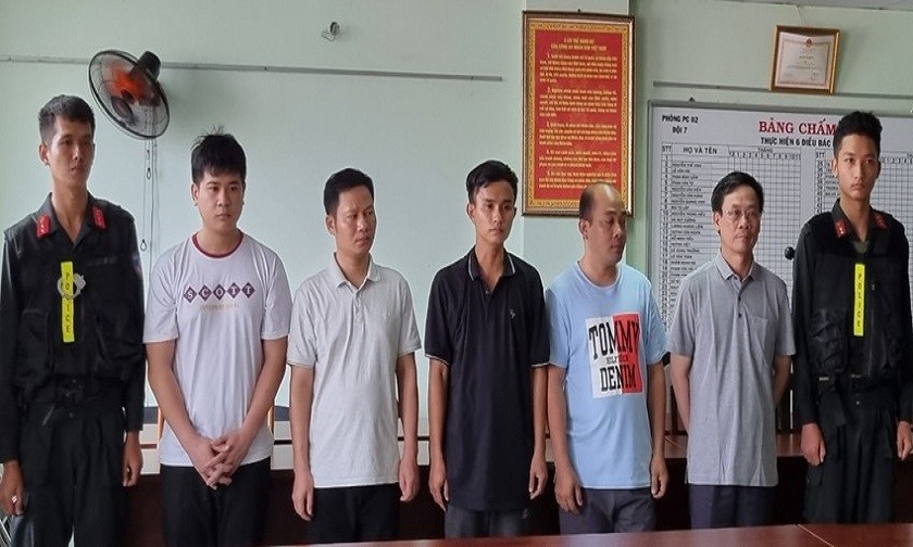 Công an Thành phố Hồ Chí Minh khởi tố, bắt giam ông Hình (thứ 2 từ phải qua) để điều tra về tội nhận hối lộ. Ảnh: CA