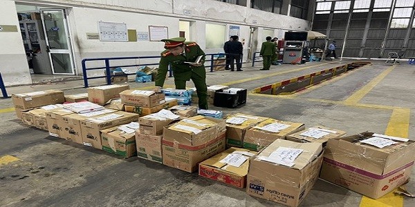 Lực lượng chức năng khám xét, thu giữ nhiều tài liệu tại Trung tâm Đăng kiểm xe cơ giới 29-10D tại quận Hoàng Mai.

