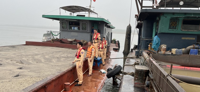 Lực lượng chức năng yêu cầu các tàu trên neo đậu an toàn, hợp tác với cơ quan chức năng để điều tra làm rõ. Ảnh: Chu Dũng