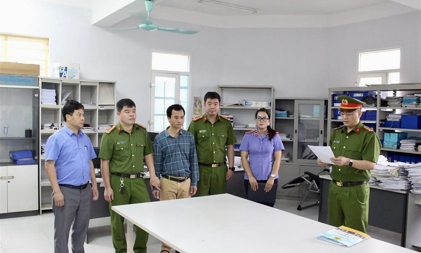 Cơ quan Cảnh sát điều tra Công an tỉnh Sơn La thi hành các Quyết định và Lệnh đối với Đào Hữu Bính (đứng thứ 3 từ trái qua phải). Ảnh CACC
