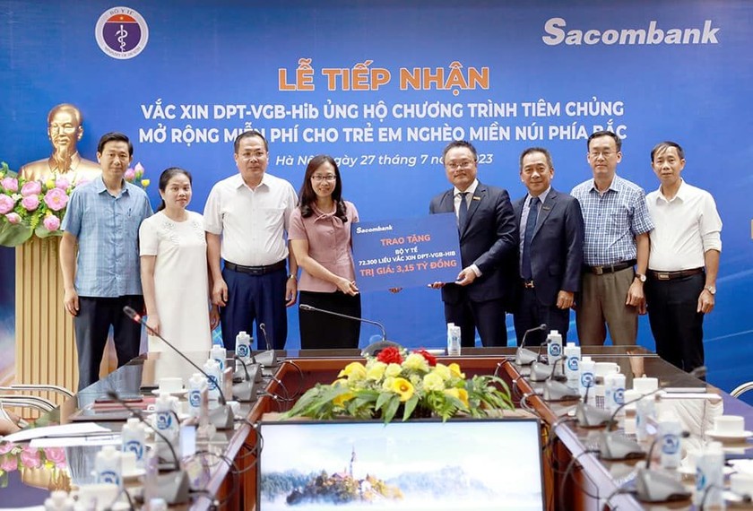 Bà Lê Thị Hồng Vân - Giám đốc Sở Y tế Yên Bái đại diện cho 14 địa phương được nhận vaccine 5 trong 1 nhận biển tượng trưng từ nhà tài trợ.