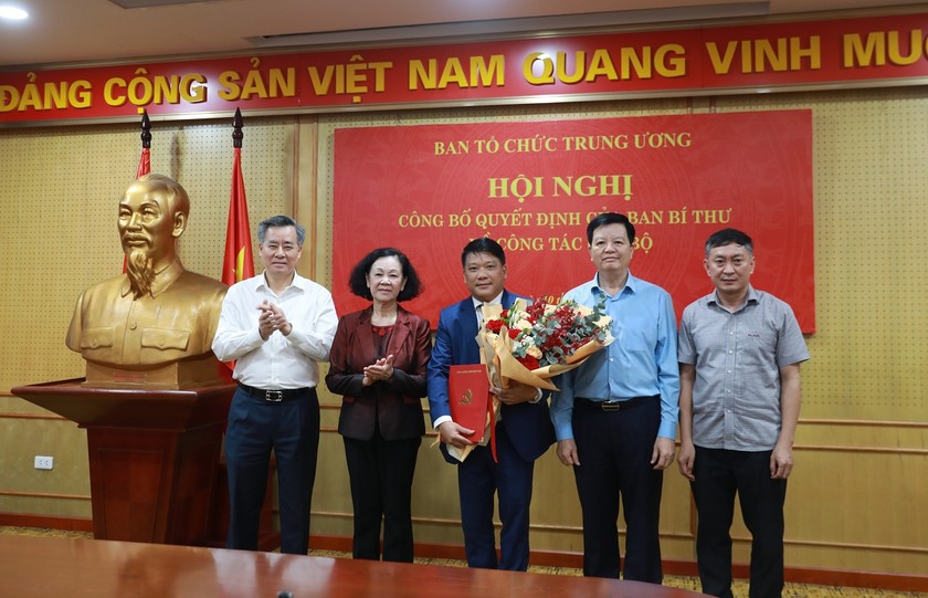 Các đồng chí lãnh đạo Ban Tổ chức Trung ương và Văn phòng Trung ương Đảng tặng hoa chúc mừng đồng chí Phạm Trọng Cường.