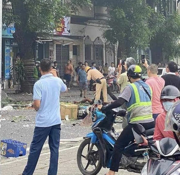 Nổ bình gas trên phố Yên Phụ, nhiều người bất tỉnh ngay trên đường  ảnh 2