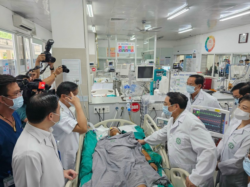 Thủ tướng thăm các nạn nhân tại Bệnh viện Bạch Mai