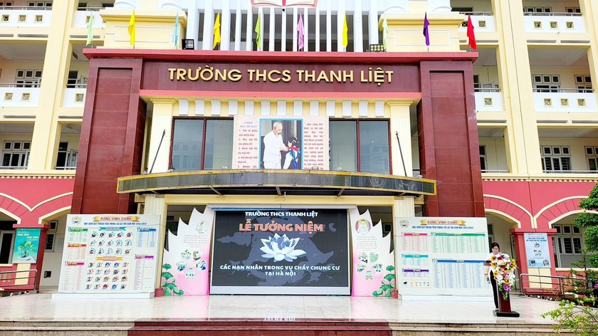 Trong lễ chào cờ của Trường THCS Thanh Liệt (Thanh Trì) sáng nay cũng diễn ra lễ tưởng niệm các nạn nhân vụ cháy chung cư mini ở Thanh Xuân.