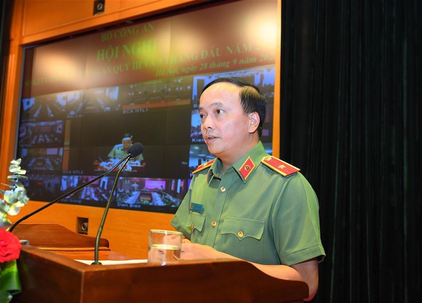 Thiếu tướng Đặng Hồng Đức, Chánh Văn phòng Bộ Công an trình bày Báo cáo tại Hội nghị.