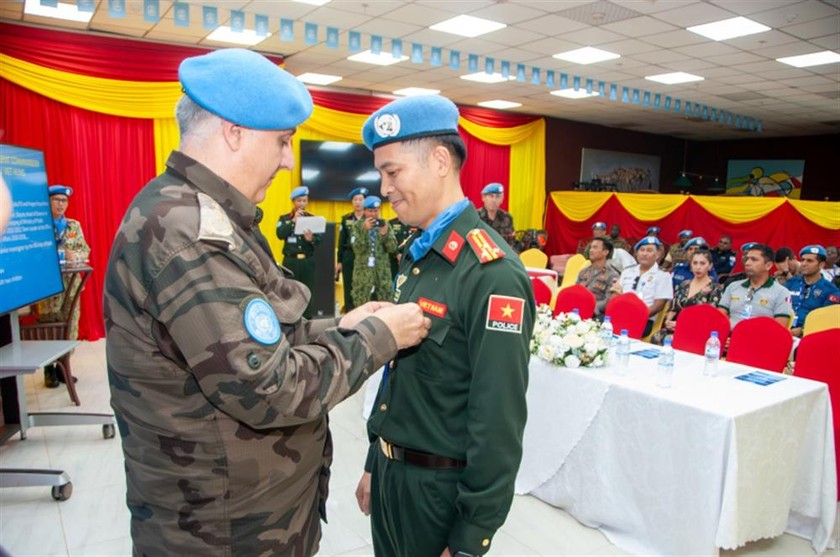 Lãnh đạo Phái bộ trao Huy chương Gìn giữ hòa bình Liên Hợp Quốc và chứng nhận của lãnh đạo Phái bộ tặng cán bộ Công an Việt Nam.