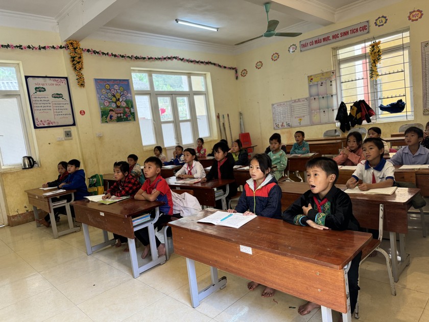 Các em học sinh chăm chú nghe giảng trong tiết học của cô Lương thị Huệ. Nguồn ảnh Mỵ Châu
