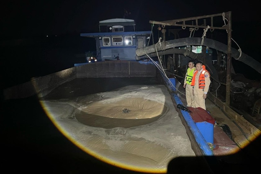 Lực lượng chức năng bắt giữ tàu khai thác cát trên sông Hồng. Ảnh: Công an cung cấp