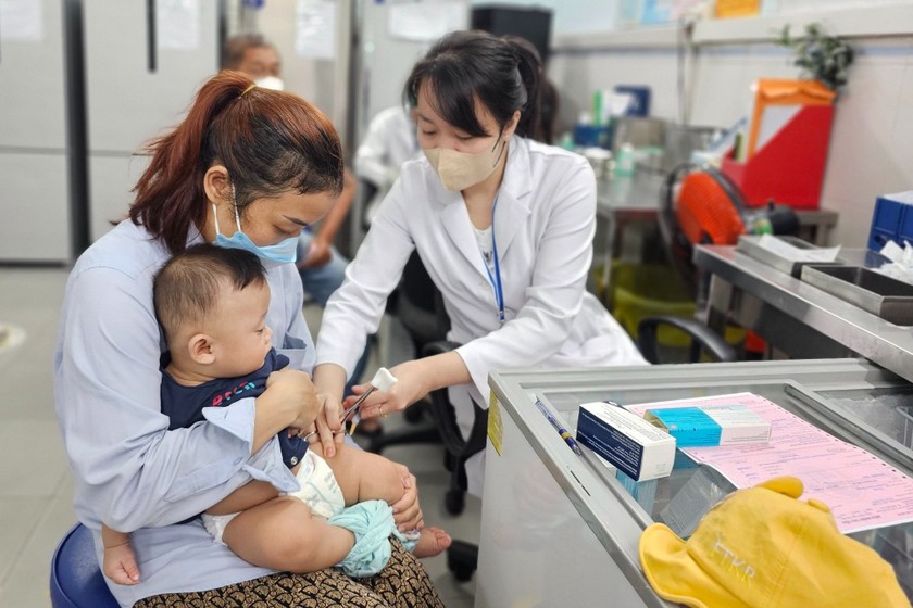 Trẻ tiêm vaccine 5 trong 1 muộn có ảnh hưởng không? | Báo Pháp luật Việt Nam điện tử