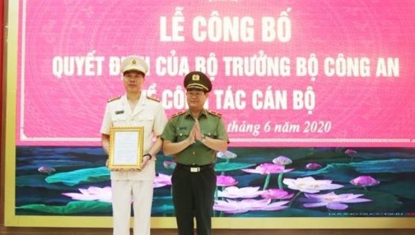 Thiếu tướng Nguyễn Hữu Cầu trao quyết định bổ nhiệm cho Đại tá Cao Minh Huyền.