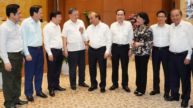 Thủ tướng cùng các đại biểu dự Hội nghị.