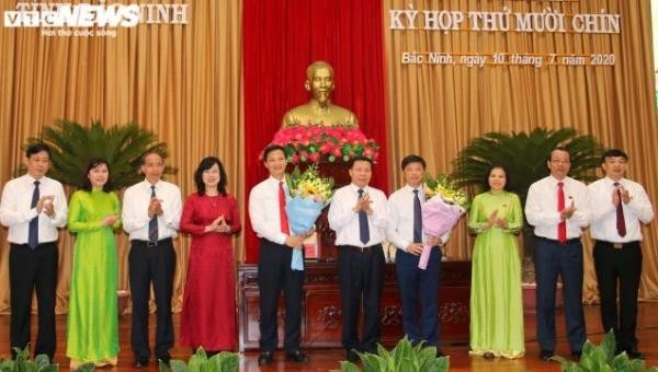 Lãnh đạo tỉnh Bắc Ninh tặng hoa chúc mừng 2 tân Phó Chủ tịch UBND tỉnh.