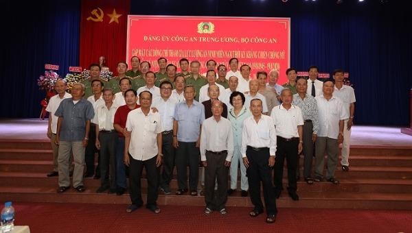 Bộ trưởng Tô Lâm cùng các đồng chí lãnh đạo chụp ảnh lưu niệm cùng các đại biểu lực lượng An ninh miền Nam thời kỳ kháng chiến chống Mỹ, cứu nước. (Ảnh: Cổng TTĐT Bộ Công an)