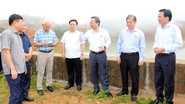 Phó Chủ tịch Quốc hội và đoàn công tác kiểm tra thực tế công trình đập hồ Nậm Khẩu Hu, xã Hua Thanh.
