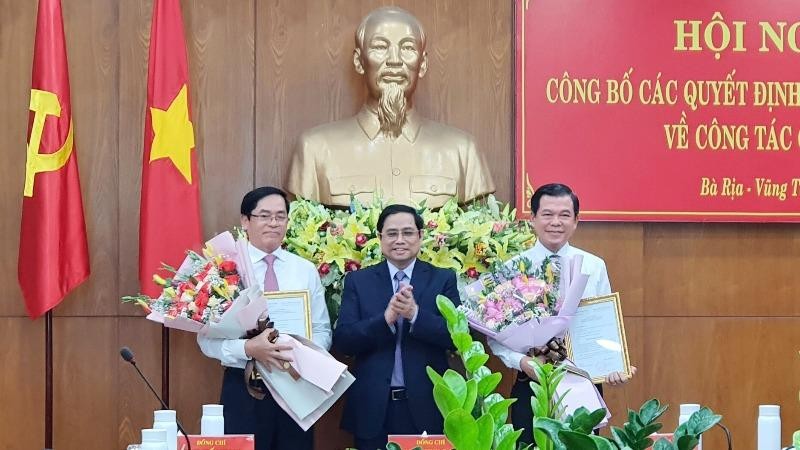 Đồng chí Phạm Minh Chính trao quyết định cho 2 Ủy viên Trung ương Đảng.