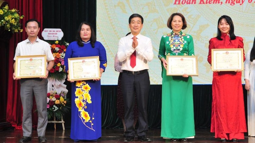 Phó Chủ tịch UBND quận Nguyễn Quốc Hoàn trao thưởng cho các đơn vị đoạt giải Ba Cuộc thi "Tìm hiểu pháp luật và ứng xử trên môi trường mạng".