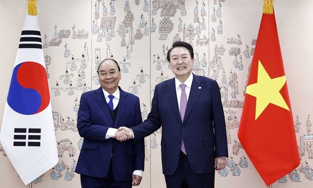 Chủ tịch nước Nguyễn Xuân Phúc và Tổng thống Hàn Quốc Yoon Suk Yeol.
