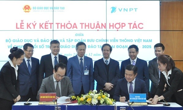 Thứ trưởng Giáo dục và Đào tạo (GD&ĐT) Hoàng Minh Sơn và Tổng Giám đốc Tập đoàn VNPT Huỳnh Quang Liêm ký kết Thỏa thuận hợp tác.