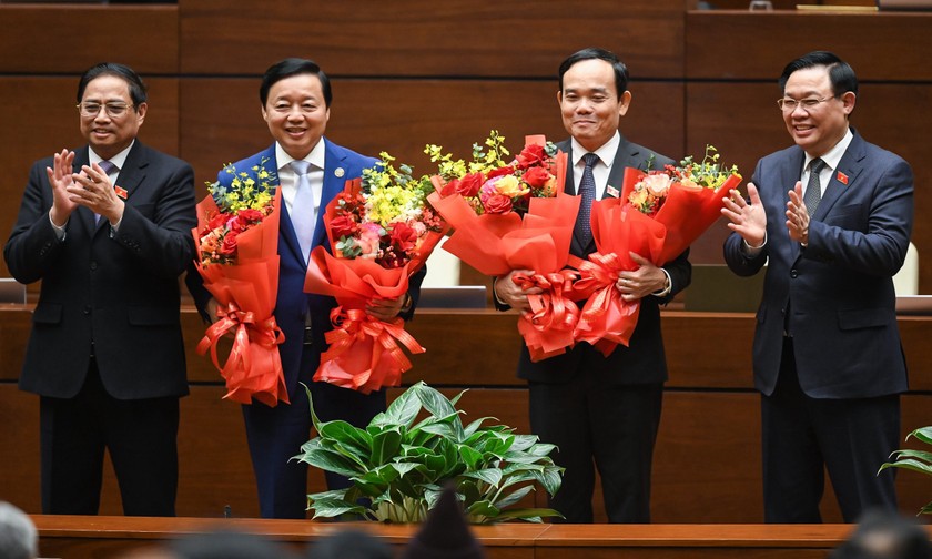 Thủ tướng Chính phủ và Chủ tịch Quốc hội tặng hoa chúc mừng hai tân Phó Thủ tướng.