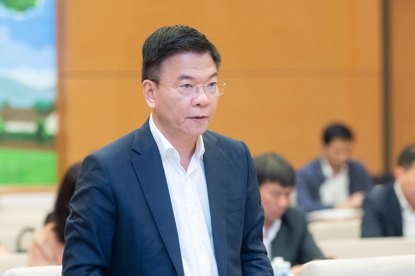 Bộ trưởng Bộ Tư pháp Lê Thành Long trình bày Tờ trình Chương trình xây dựng luật, pháp lệnh năm 2024, điều chỉnh Chương trình năm 2023 tại Phiên họp.