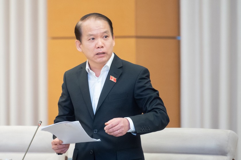 Chủ nhiệm Ủy ban Pháp luật của Quốc hội Hoàng Thanh Tùng trình bày tóm tắt thẩm tra về Chương trình năm 2024, điều chỉnh Chương trình năm 2023.