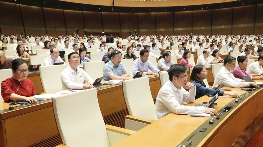 Các đại biểu bấm nút thông qua Nghị quyết về Chương trình giám sát của Quốc hội năm 2024