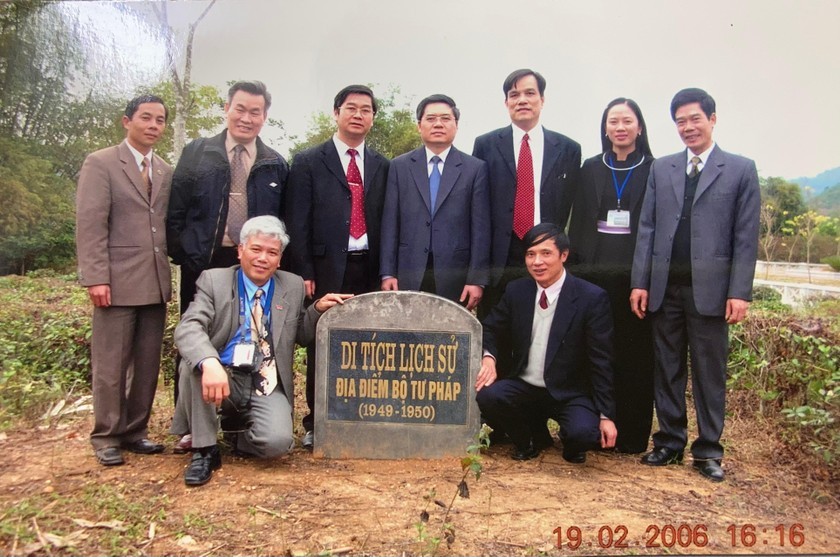 Nguyên Thứ trưởng Đinh Trung Tụng và các cán bộ của ngành bên bia Di tích lịch sử địa điểm Bộ Tư pháp năm 2006. (Ảnh NVCC)